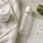 Crème hydratante neutre visage Centifolia sans parfum, pot blanc et spatule