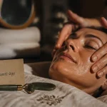 Massage pour visage anti ride : rouleau jade et gua sha sur le visage