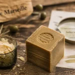 Savon de marseille bio naturel en cube sur table en bois