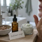 Soin exfoliant visage : produits et main appliquant délicatement un gommage
